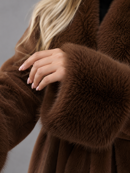 manteau femme à ceinture avec col en fausse fourrure, vue de dos