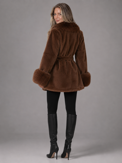 manteau femme à ceinture avec col en fausse fourrure, détail de la fermeture
