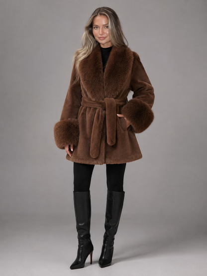 manteau femme à ceinture avec col en fausse fourrure, vue de dos avec modèle
