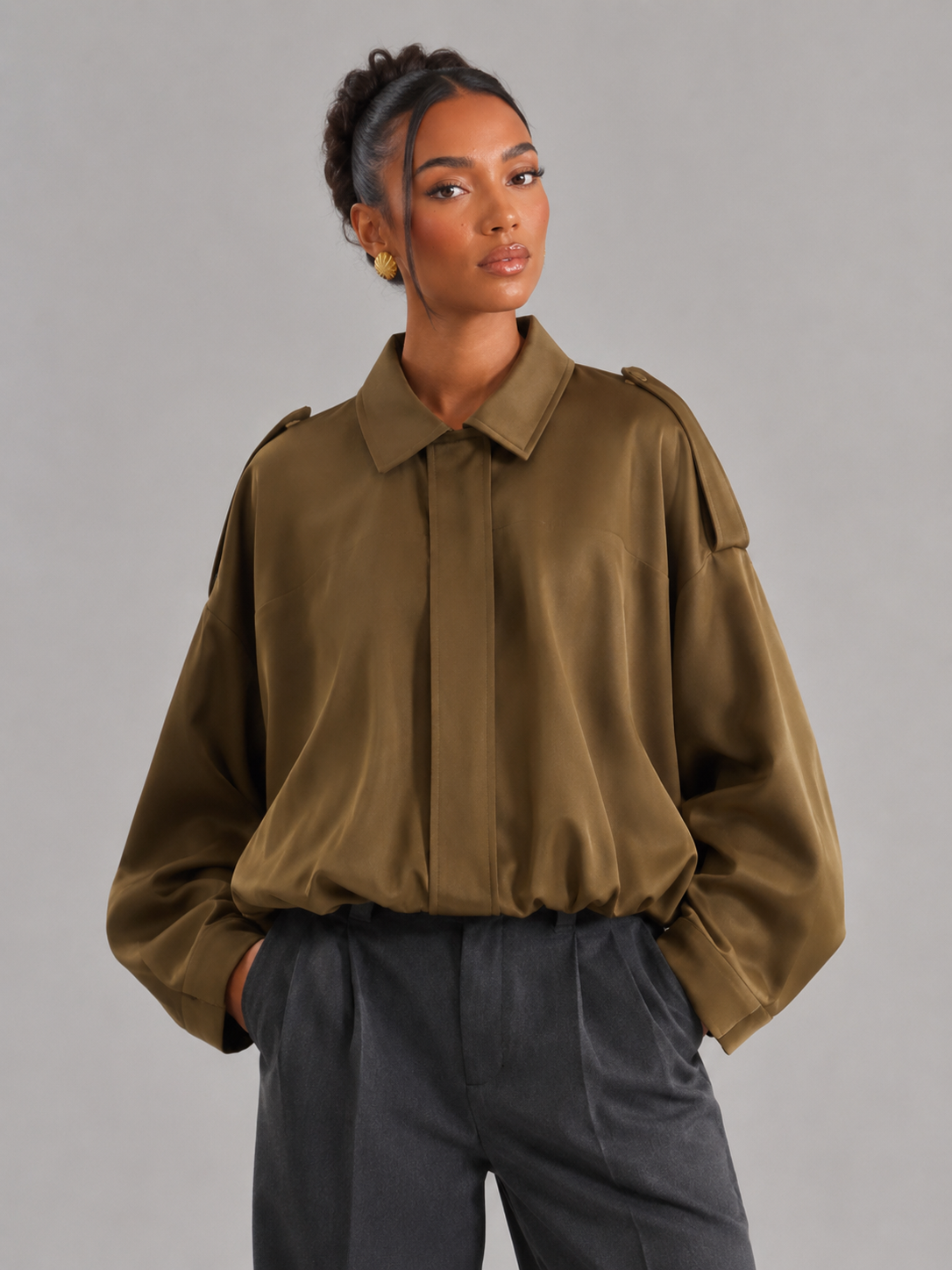 Veste utilitaire décontractée pour femme, détail des épaulettes