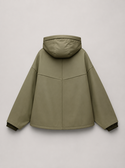 Détail du capuchon matelassé de la veste verte
