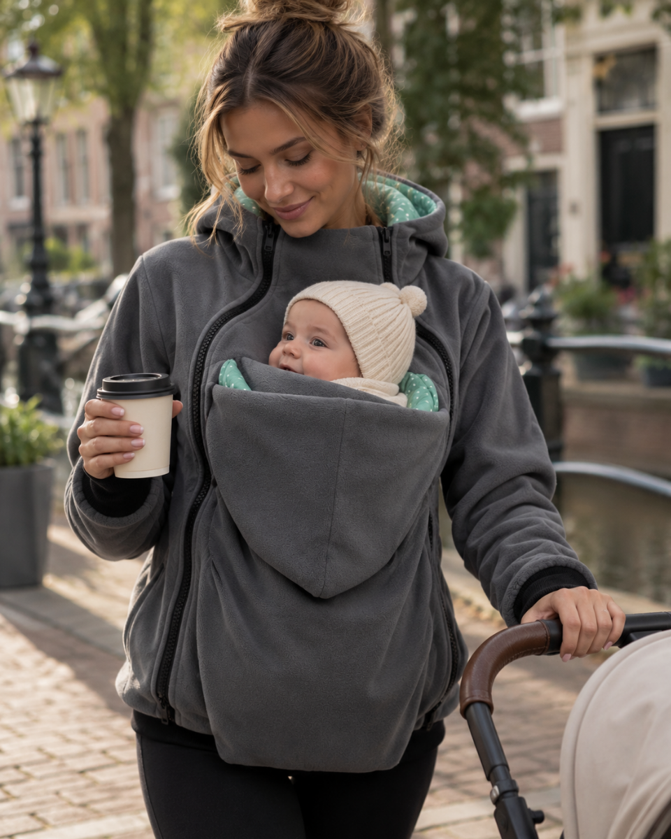 porte-bébé hoodie avec pochette intégrée, dans une situation de portage