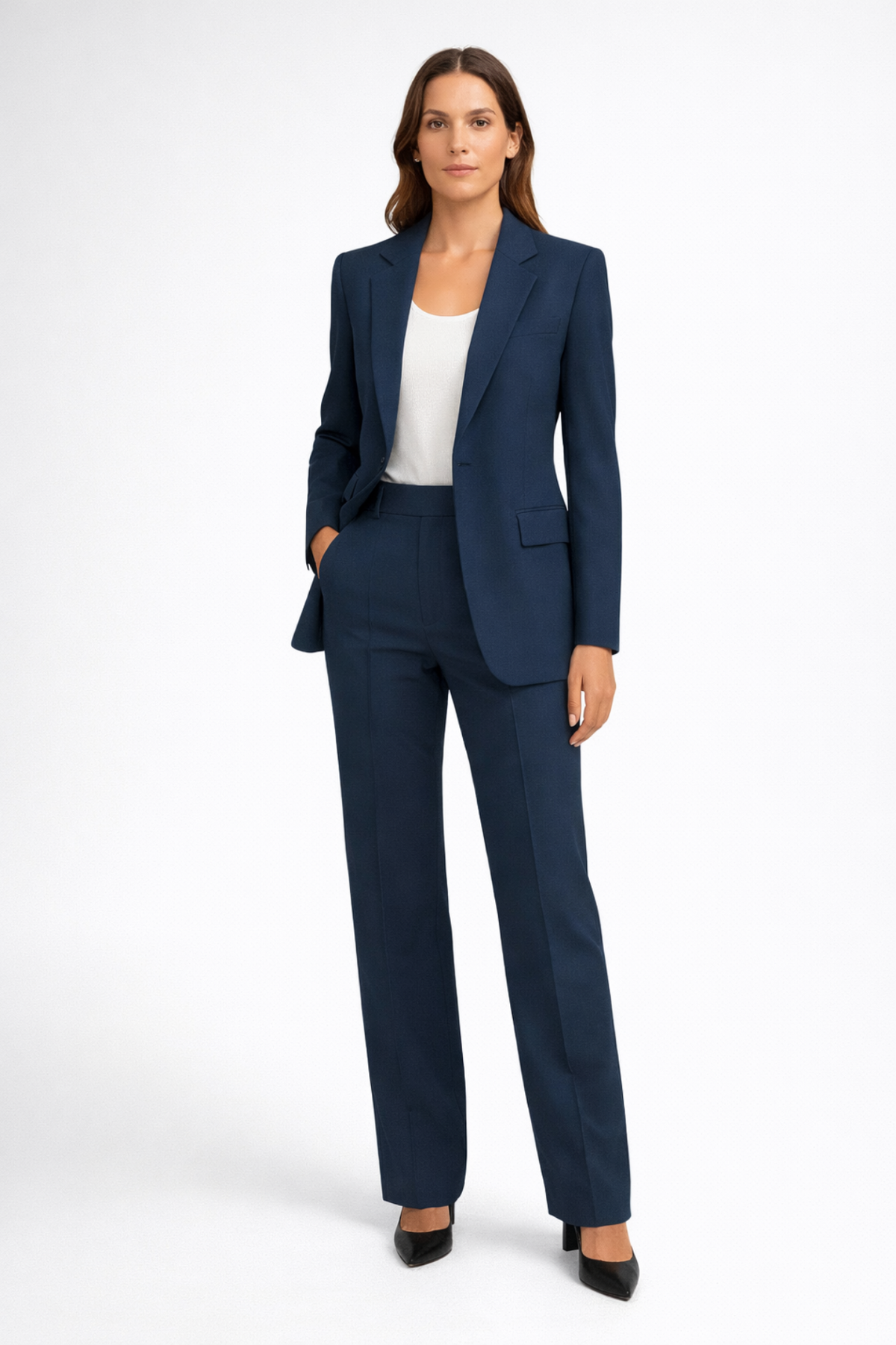 Ensemble tailleur femme avec blazer structuré et pantalon droit, vue de face