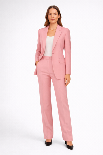 Pantalon droit élégant pour femme, vue latérale en situation
