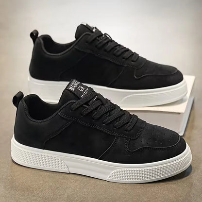 Gros plan sur la tige perforée aspect suède de la sneaker