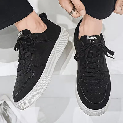 Vue arrière de la sneaker montrant la boucle d'enfilage au talon