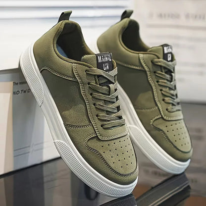 Sneakers casuals portées, vue latérale sur la chaussure