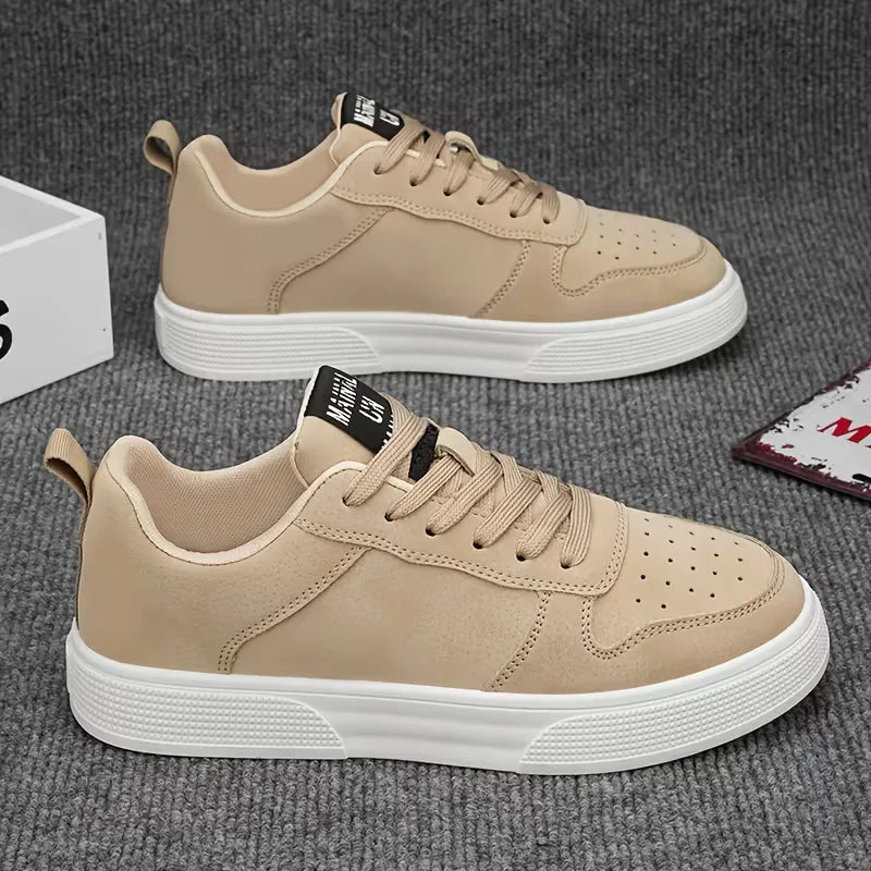 Détail de la finition aspect suède et des coutures de la sneaker