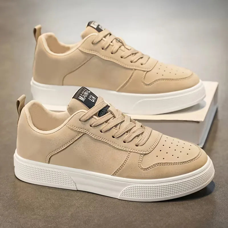 Paire de sneakers posée de trois quarts
