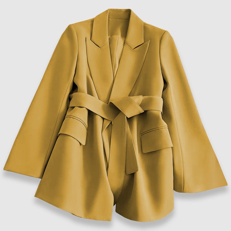 Détail du col à revers et des manches larges évasées du blazer