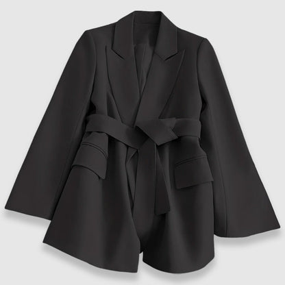 Vue de dos du blazer fluide structuré par sa ceinture