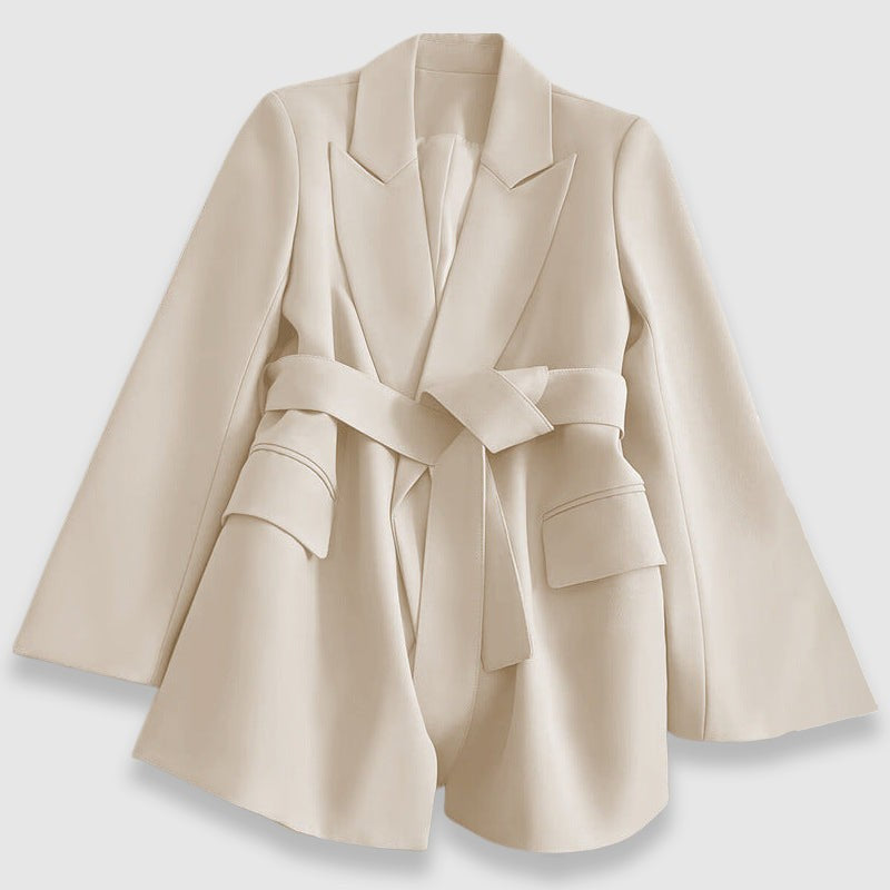 Blazer coupe cape porté ouvert sans ceinture