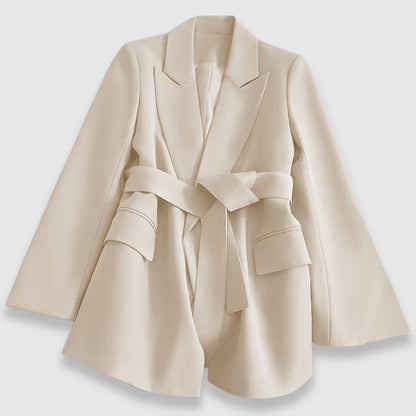 Blazer coupe cape porté ouvert sans ceinture