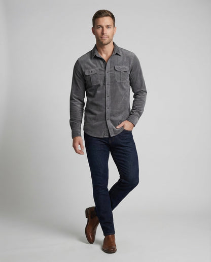 Chemise en velours côtelé portée dans un style décontracté