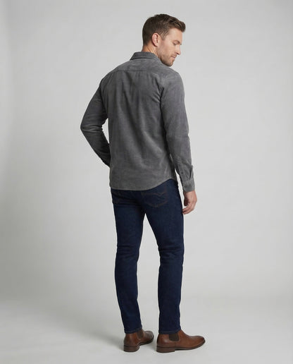 Présentation des détails de finition de la chemise pour homme