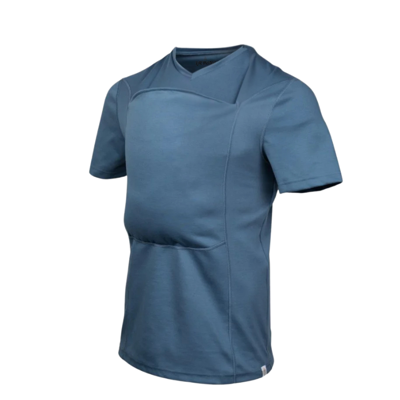 Chemise de portage bébé, modèle portant un bébé