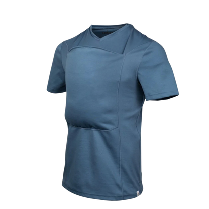 Chemise de portage bébé, modèle portant un bébé