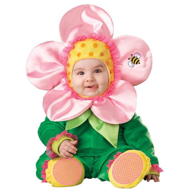 Bébé portant un déguisement de fleur