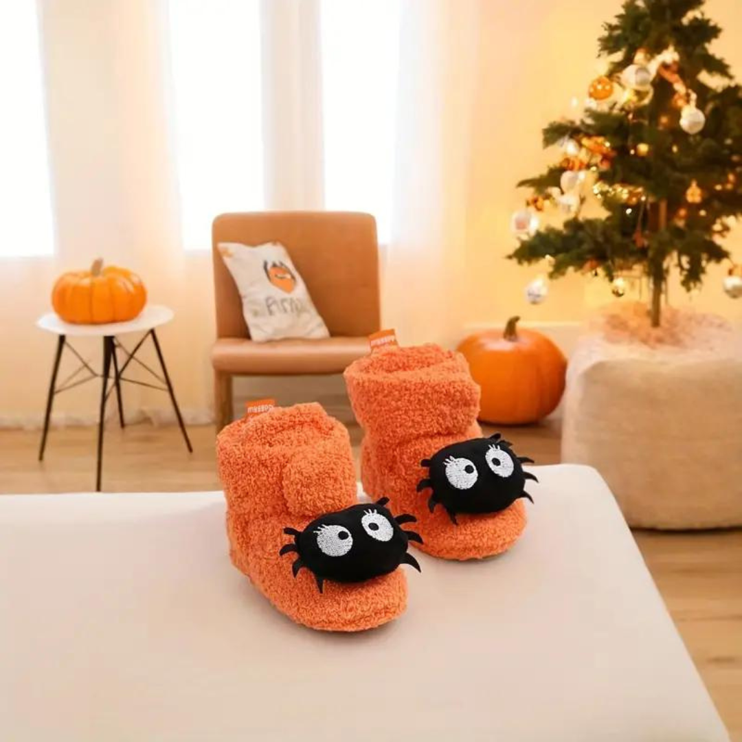 Gros plan sur la doublure polaire douce des chaussons d'Halloween