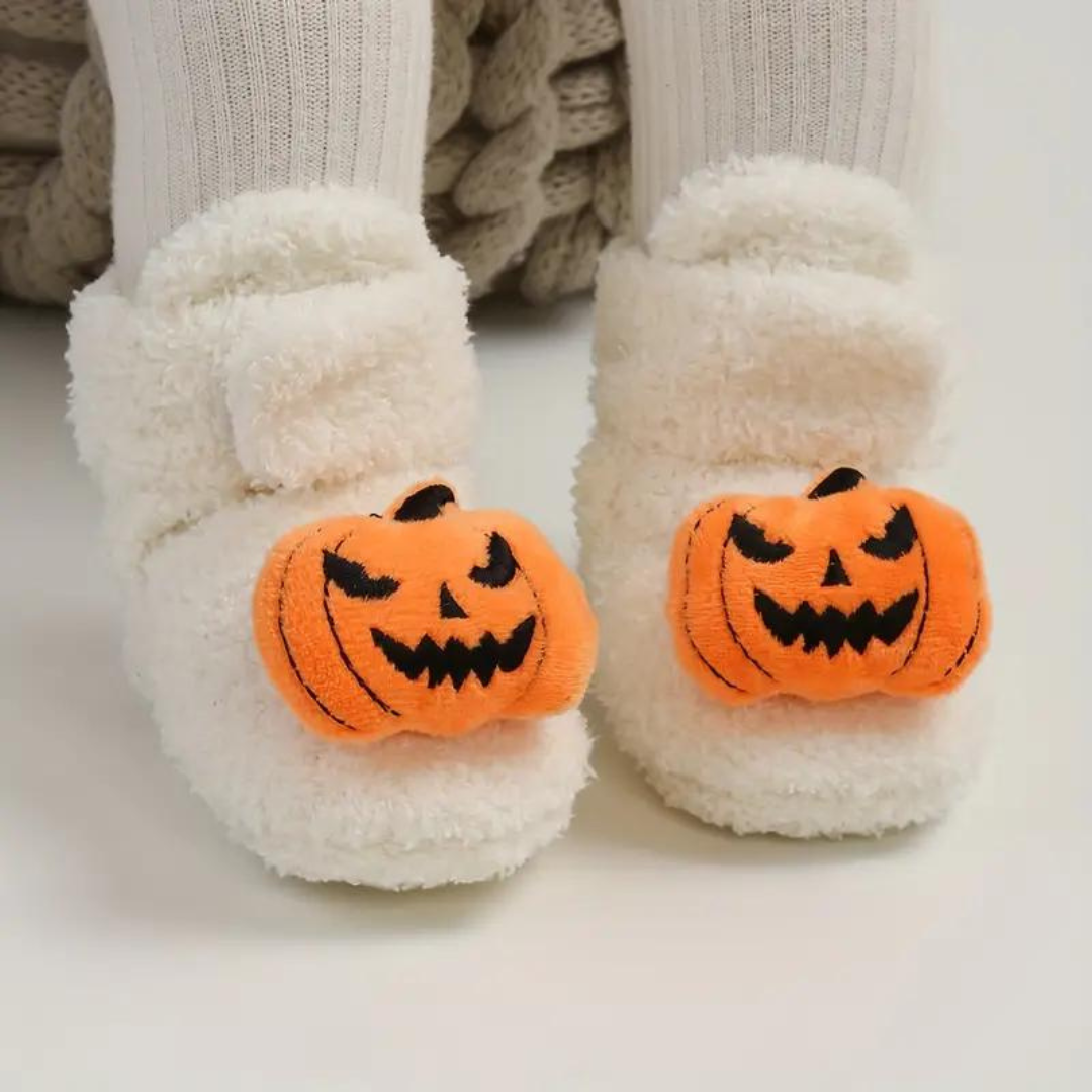Chausson d'Halloween blanc à imprimé fantaisie posé seul sur une table