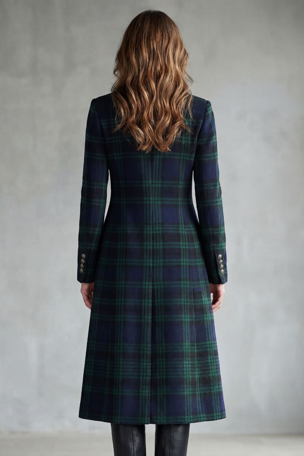 Manteau en laine à carreaux écossais, mannequin portant le manteau