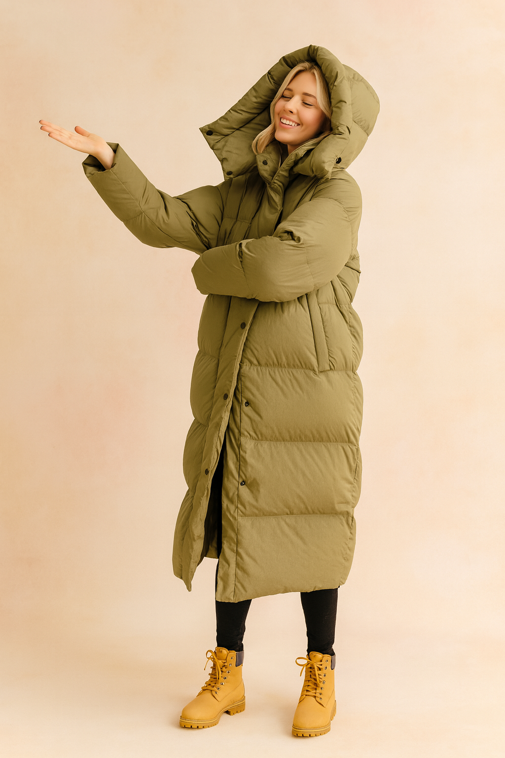 Manteau long hivernal avec capuchon et design piké, détail du capuchon