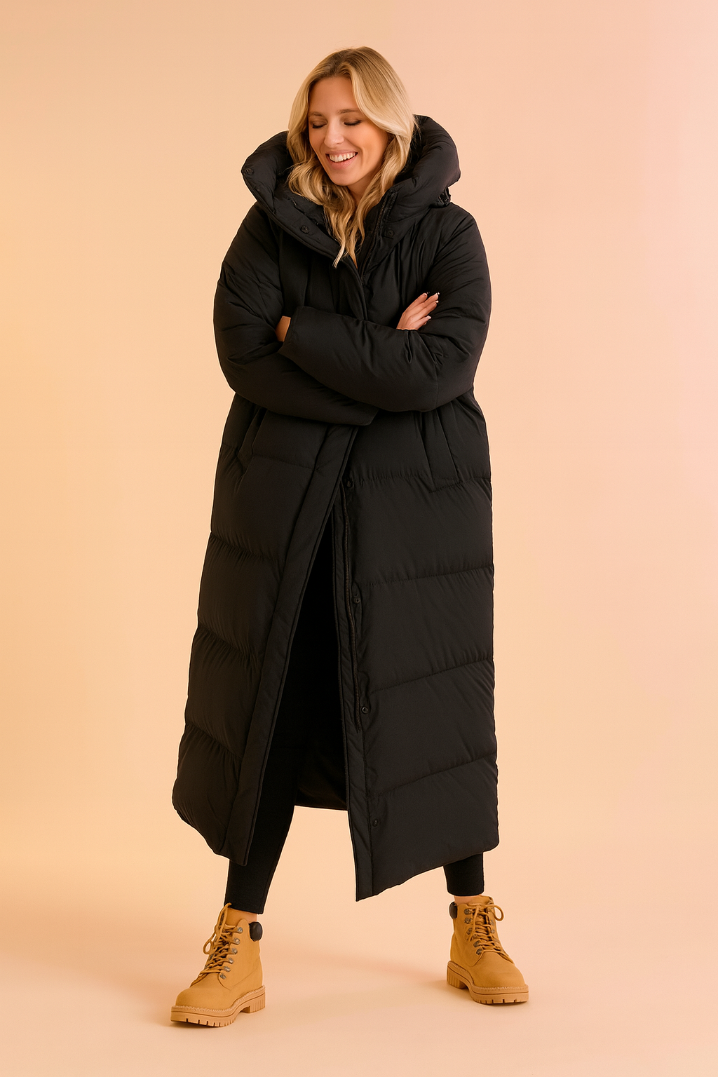 Manteau long hivernal avec capuchon et design piké, détail du design piké
