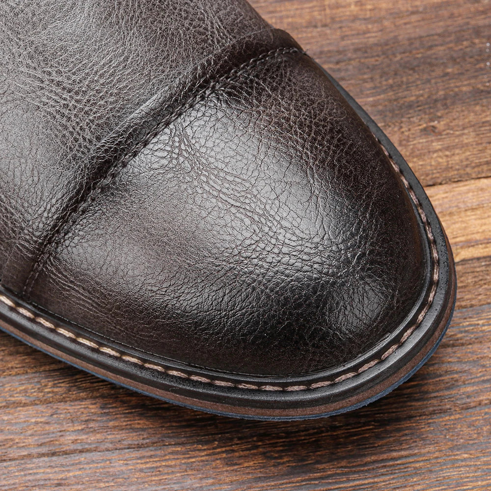 Paire de bottines d'hiver homme présentées sur fond neutre