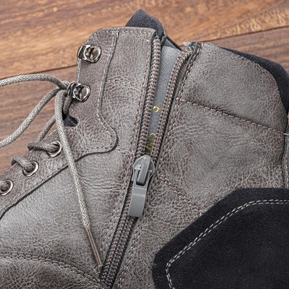 Détail de la tige et du laçage des bottines en cuir pour homme