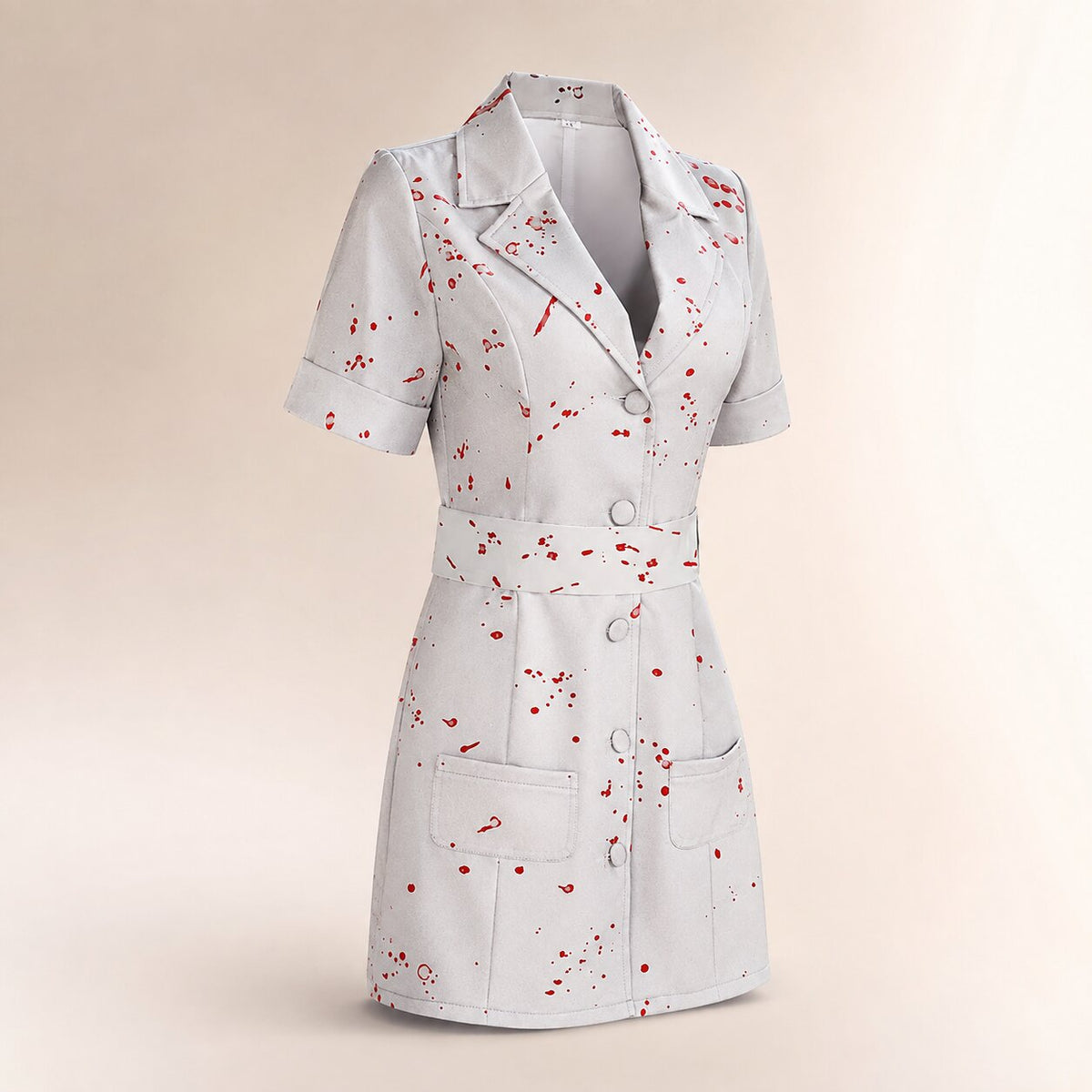Costume d'infirmière ensanglantée, modèle portant le costume