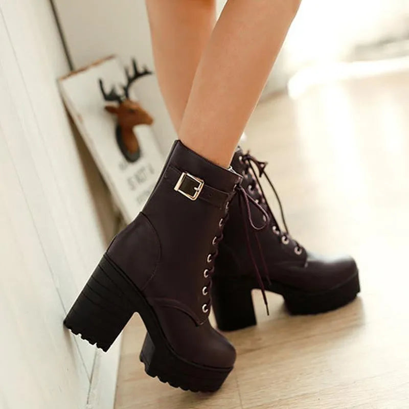 bottines noires à lacets avec boucle, vue de côté