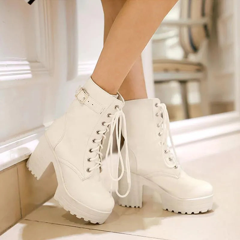 bottines noires à lacets avec boucle, vue de derrière