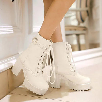bottines noires à lacets avec boucle, vue de derrière