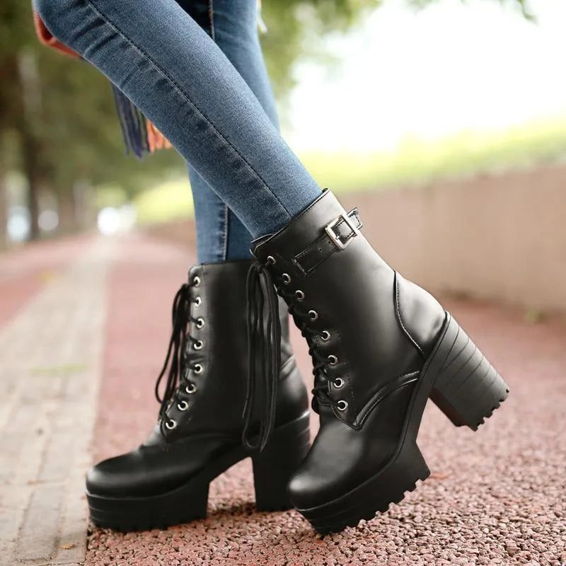 bottines noires à lacets avec boucle, détail de la boucle