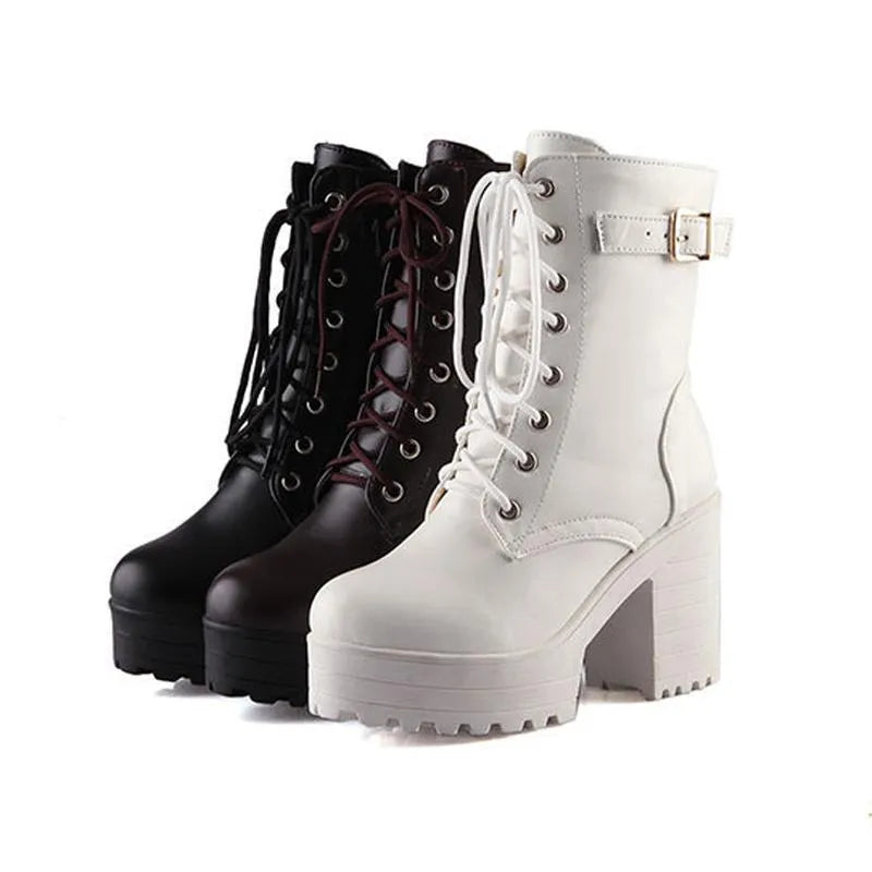 bottines noires à lacets avec boucle, modèle portant les bottines