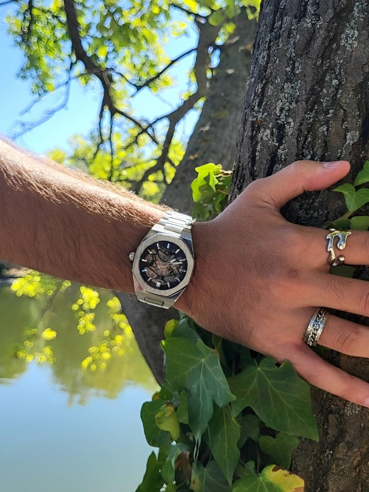 Montre chronographe en cuir, détail de la fermeture