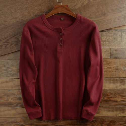 Chemise Henley pour homme avec texture waffle, pliée sur une surface