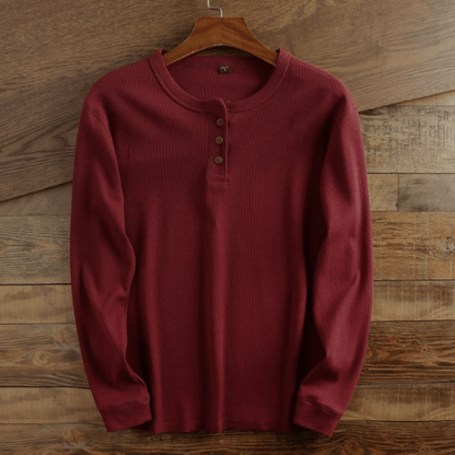 Chemise Henley pour homme avec texture waffle, pliée sur une surface