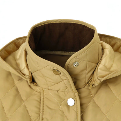 Veste courte à capuche quiltée pour femme, détail de la poche zippée