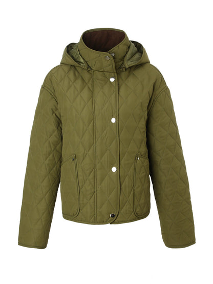 Veste courte à capuche quiltée pour femme, sur mannequin