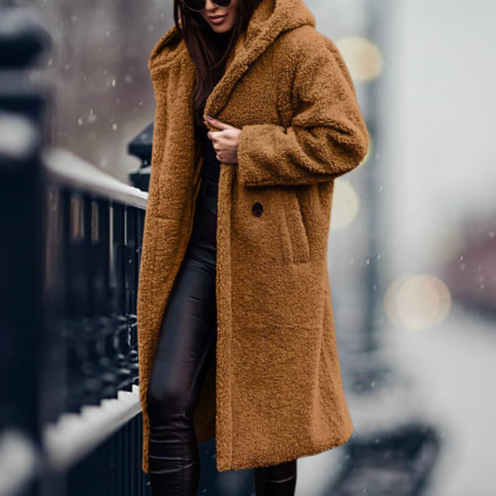 Manteau femme à capuchon en fleece long, modèle portant le manteau
