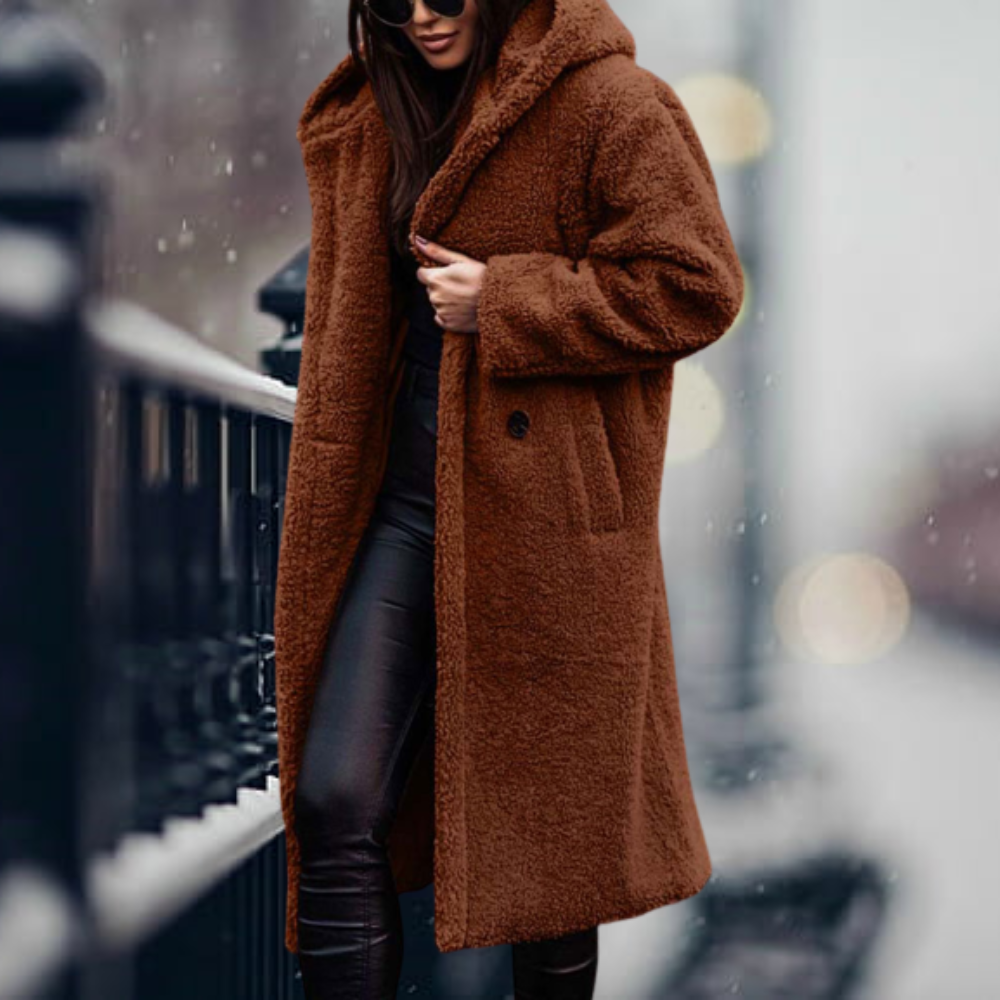 Manteau femme à capuchon en fleece long, modèle portant le manteau, vue de dos