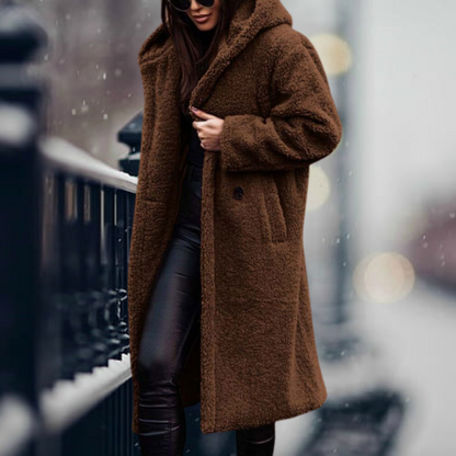Manteau femme à capuchon en fleece long, modèle portant le manteau, détail du capuchon