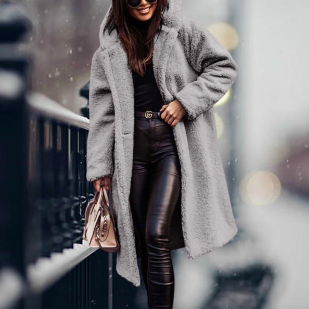 Manteau femme à capuchon en fleece long, modèle portant le manteau, détail des poches