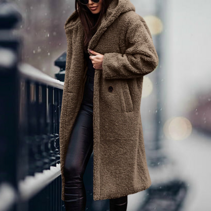 Manteau femme à capuchon en fleece long, détail de la fermeture