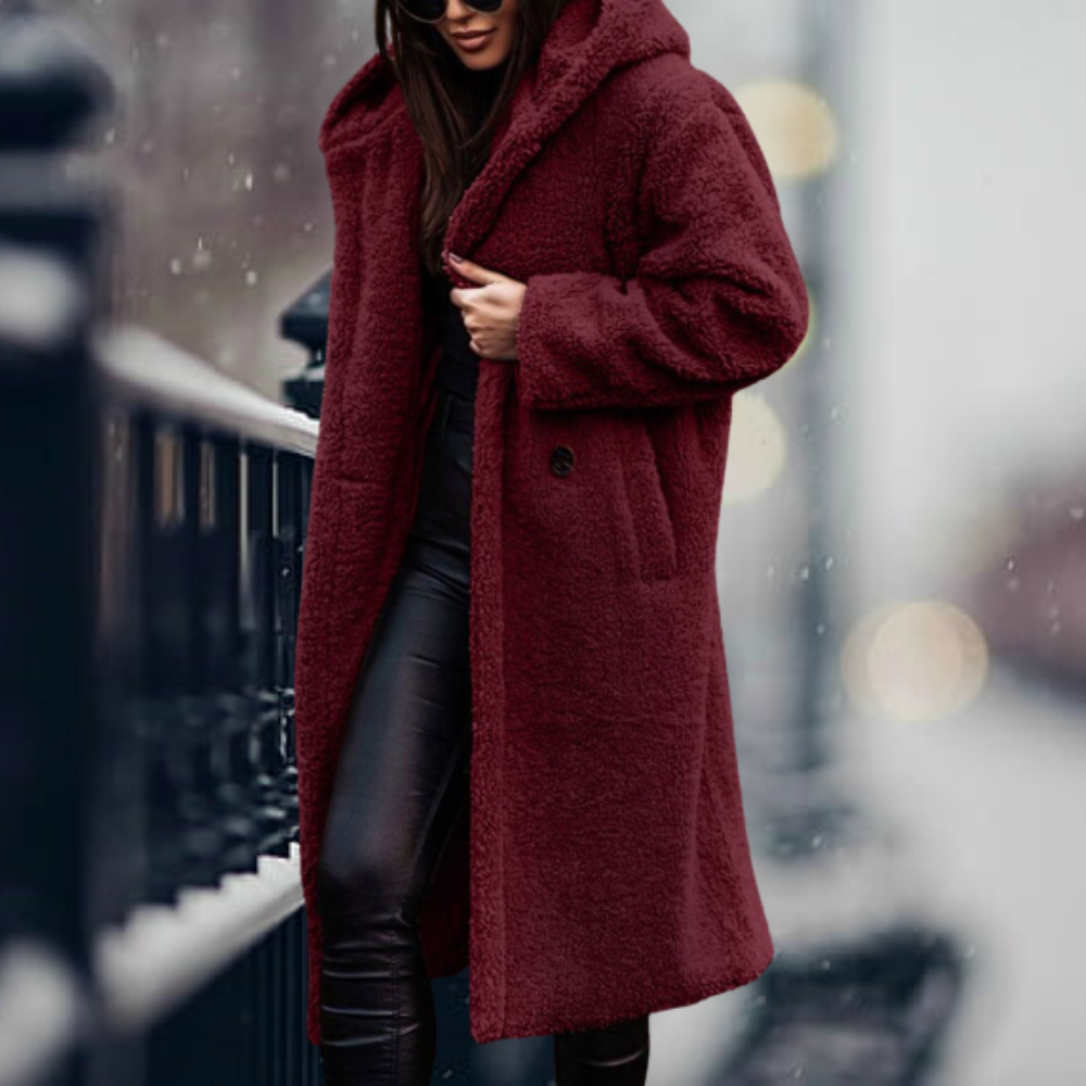 Manteau femme à capuchon en fleece long, modèle portant le manteau, en mouvement