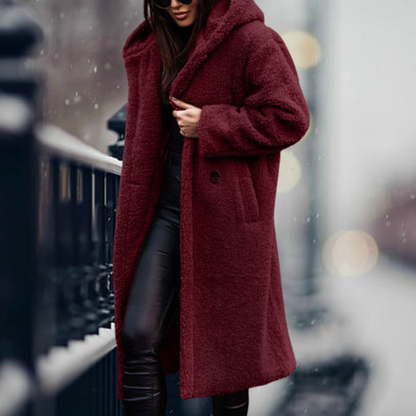 Manteau femme à capuchon en fleece long, modèle portant le manteau, en mouvement