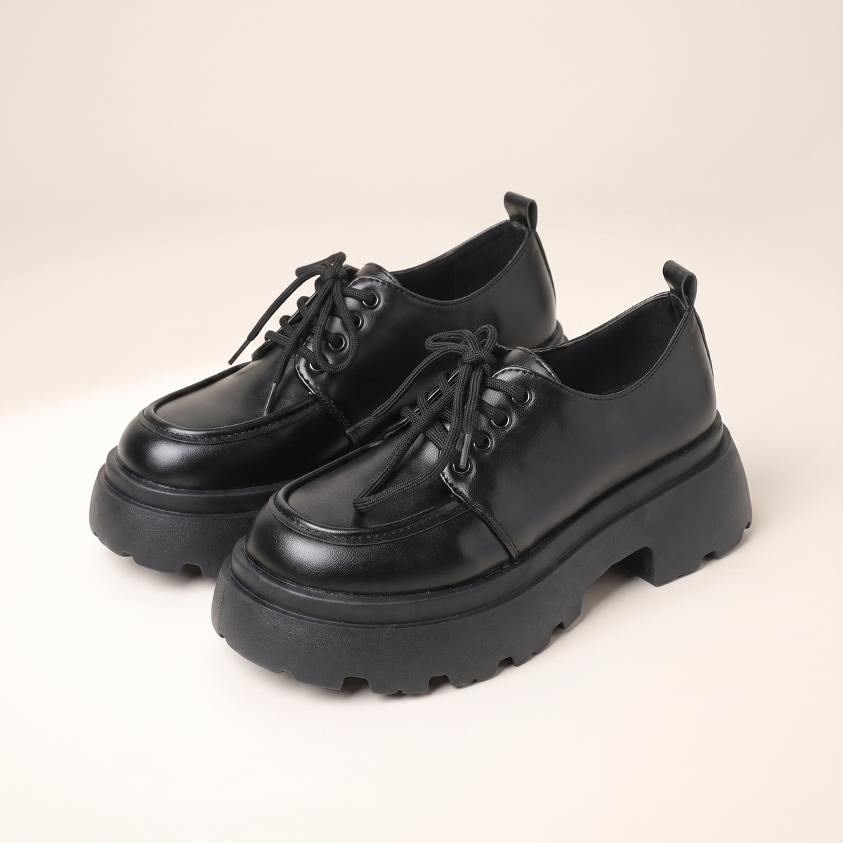 Chaussures platesformes noires pour femmes, vue de face