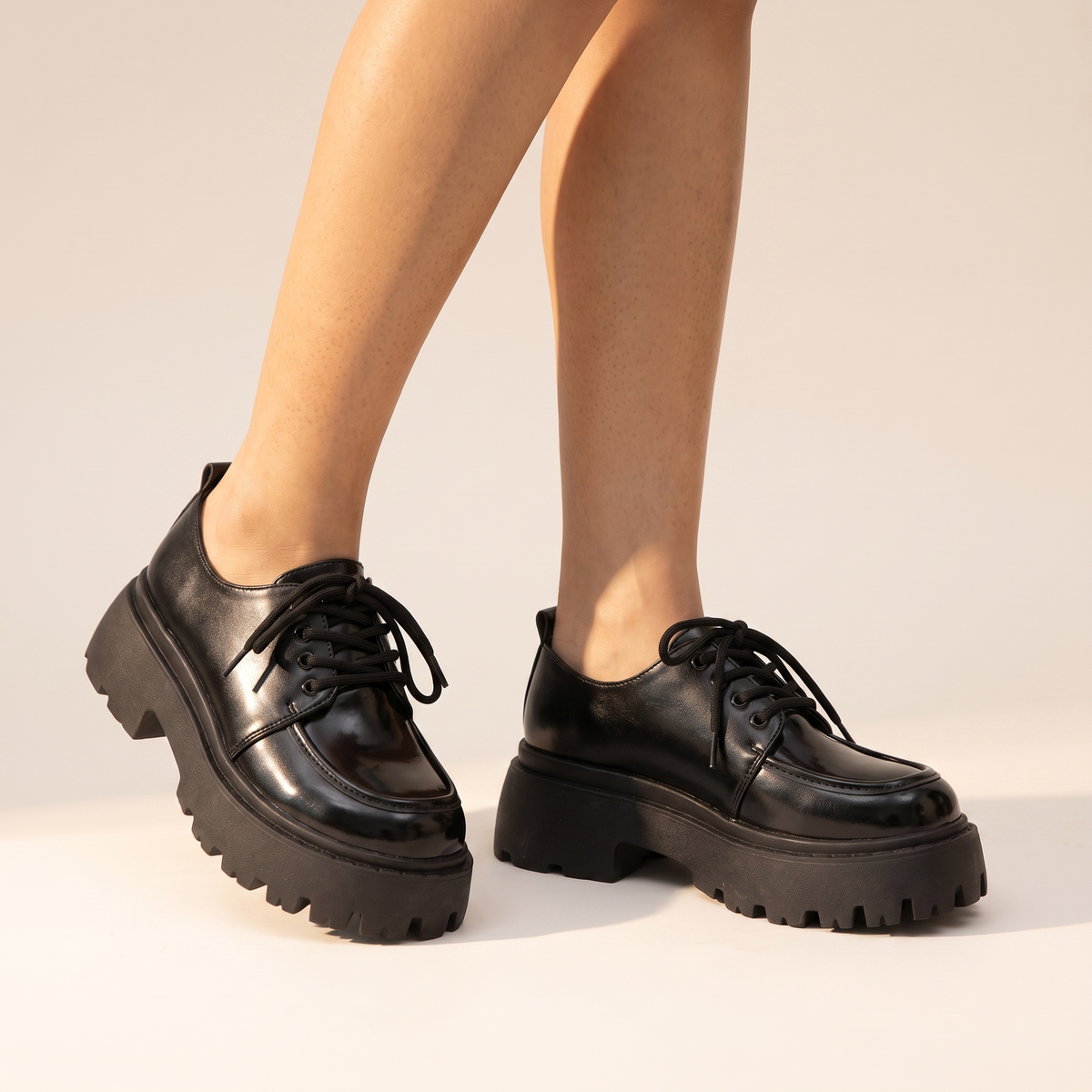Chaussures platesformes noires pour femmes, vue de côté