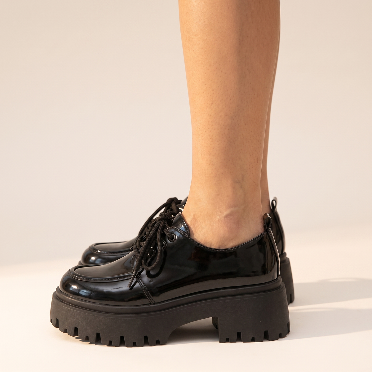 Chaussures platesformes noires pour femmes, vue de derrière